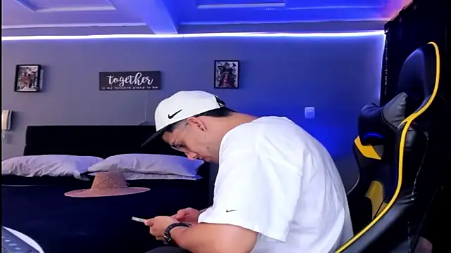 Snapshot of alexgiraldo__ chatting on 9, 10, 2025 alexgiraldo online show from 9, 10, 2025