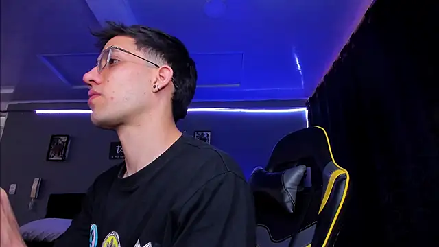 Snapshot of alexgiraldo__ chatting on 8, 11, 2025 alexgiraldo online show from 8, 11, 2025