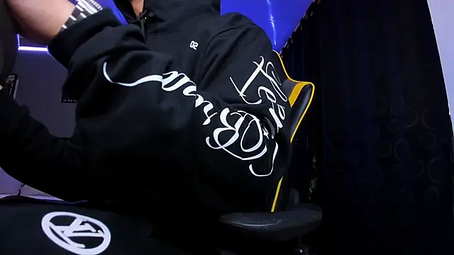 Snapshot of alexgiraldo__ chatting on 4, 12, 2025 alexgiraldo online show from 4, 12, 2025