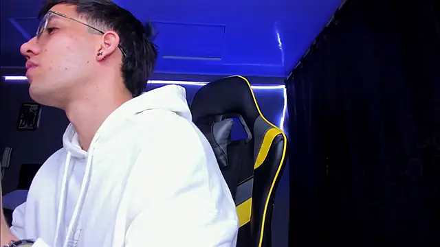 Snapshot of alexgiraldo__ chatting on 14, 11, 2025 alexgiraldo online show from 14, 11, 2025