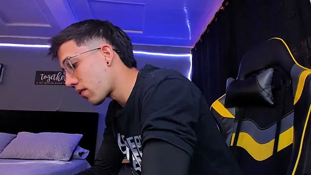 Snapshot of alexgiraldo__ chatting on 2, 12, 2025 alexgiraldo online show from 2, 12, 2025