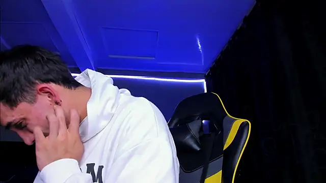 Snapshot of alexgiraldo__ chatting on 31, 10, 2025 alexgiraldo online show from 31, 10, 2025