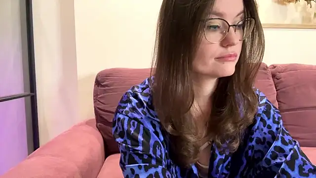 mia shine bright wow online show from 3, 10, 2025