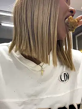 Snapshot of alisonn_moon chatting on 22, 11, 2025 alisonn moon online show from 22, 11, 2025