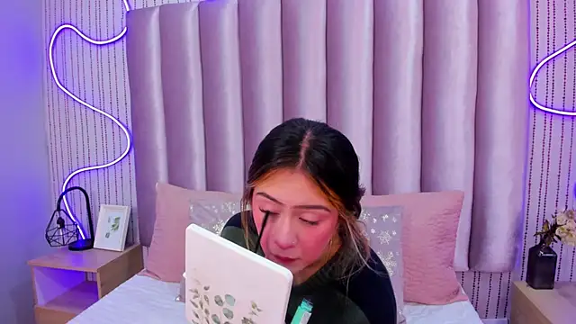 Snapshot of SamanthaPeachss chatting on 7, 11, 2025 SamanthaPeachss online show from 7, 11, 2025