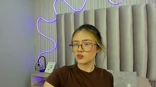 Snapshot of SamanthaPeachss chatting on 1, 12, 2025 SamanthaPeachss online show from 1, 12, 2025