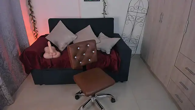 mishelkrave  online show from 10, 10, 2025