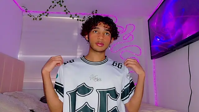 Snapshot of Aaron_Wiinter chatting on 9, 9, 2025 Aaron Wiinter online show from 9, 9, 2025