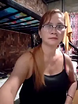 Snapshot of SexyHottMom chatting on 4, 6, 2026 SexyHottMom online show from 4, 6, 2026