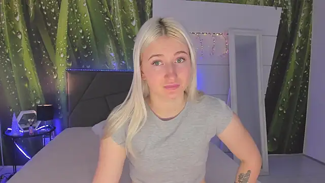 Snapshot of HollyTailors chatting on 23, 2, 2026 HollyTailors online show from 23, 2, 2026