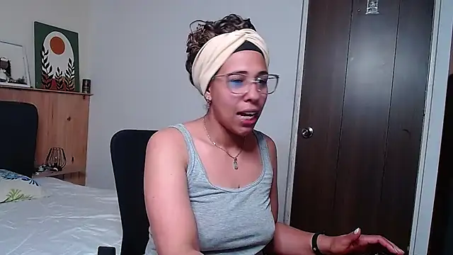 IVONNE COLLINS33 online show from 23, 9, 2025