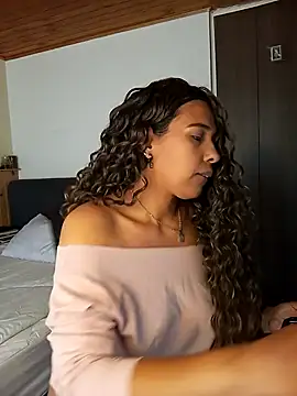 IVONNE COLLINS33 online show from 4, 11, 2025