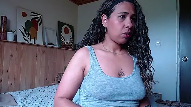 IVONNE COLLINS33 online show from 5, 10, 2025