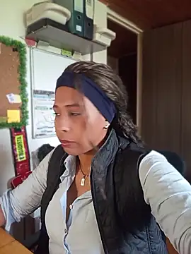 IVONNE COLLINS33 online show from 13, 4, 2026