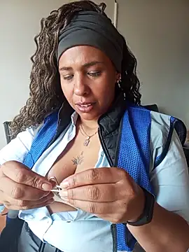 IVONNE COLLINS33 online show from 15, 4, 2026