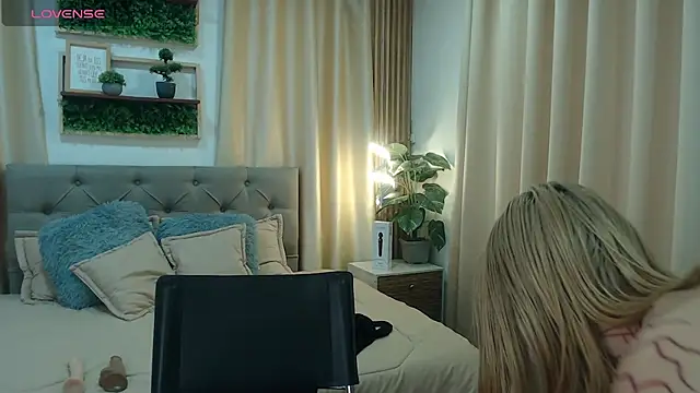 Snapshot of zohet_kriss chatting on 23, 10, 2025 zohet kriss online show from 23, 10, 2025