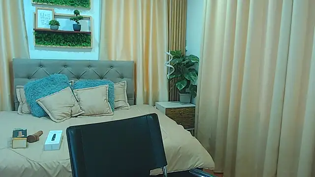 Snapshot of zohet_kriss chatting on 8, 10, 2025 zohet kriss online show from 8, 10, 2025