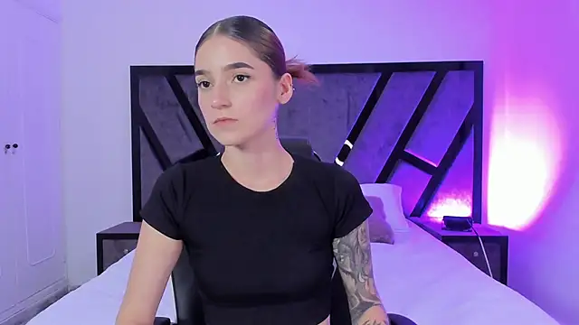 Snapshot of CarlySommers chatting on 4, 10, 2025 CarlySommers online show from 4, 10, 2025