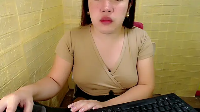 Snapshot of xUrDreamSlutWhore chatting on 21, 10, 2025 xUrDreamSlutWhore online show from 21, 10, 2025