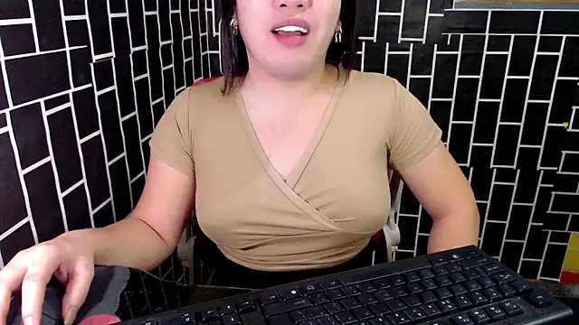 Snapshot of xUrDreamSlutWhore chatting on 16, 9, 2025 xUrDreamSlutWhore online show from 16, 9, 2025