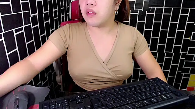 Snapshot of xUrDreamSlutWhore chatting on 13, 9, 2025 xUrDreamSlutWhore online show from 13, 9, 2025