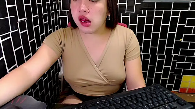 Snapshot of xUrDreamSlutWhore chatting on 18, 9, 2025 xUrDreamSlutWhore online show from 18, 9, 2025