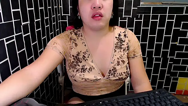 Snapshot of xUrDreamSlutWhore chatting on 19, 9, 2025 xUrDreamSlutWhore online show from 19, 9, 2025