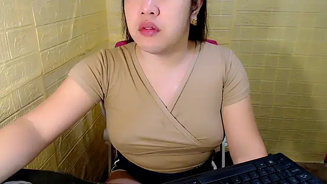 Snapshot of xUrDreamSlutWhore chatting on 3, 11, 2025 xUrDreamSlutWhore online show from 3, 11, 2025