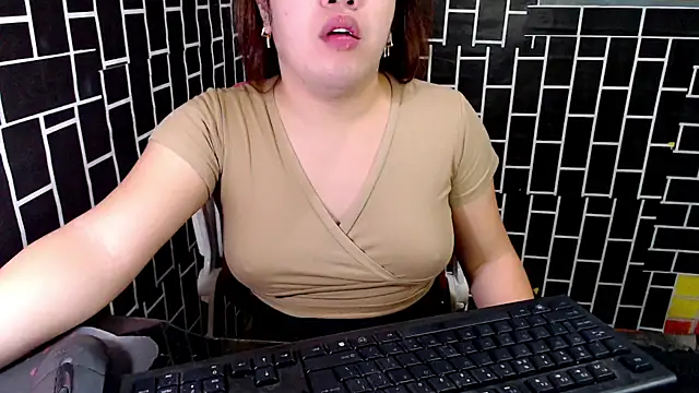 Snapshot of xUrDreamSlutWhore chatting on 12, 9, 2025 xUrDreamSlutWhore online show from 12, 9, 2025