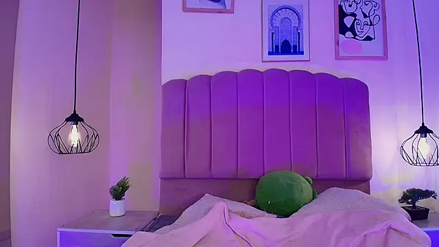 Isabelgh  online show from 12, 11, 2025