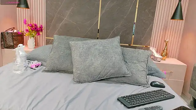 SophiieEvanss online show from 2, 12, 2025