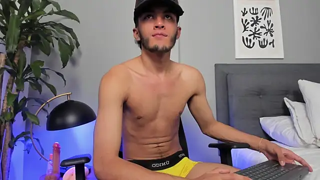 Snapshot of Tylerffoxx chatting on 4, 7, 2026 Tylerffoxx online show from 4, 7, 2026