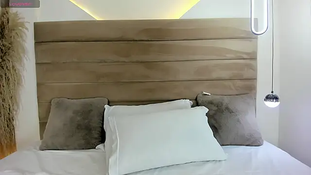 CarolineLee  online show from 1, 10, 2025