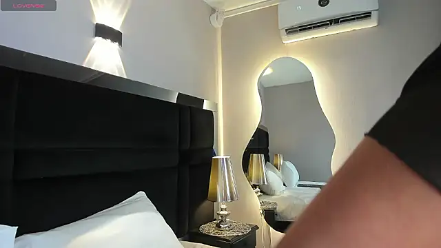 CarolineLee  online show from 4, 2, 2026