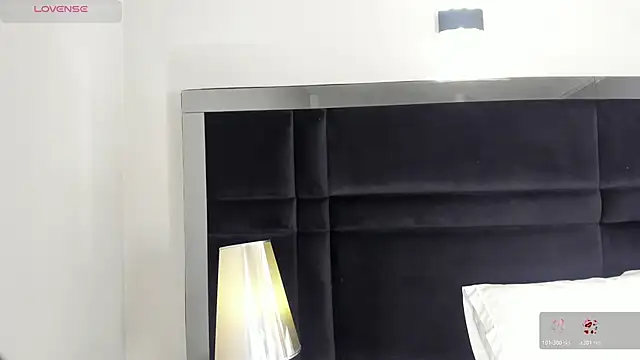 CarolineLee  online show from 13, 4, 2026