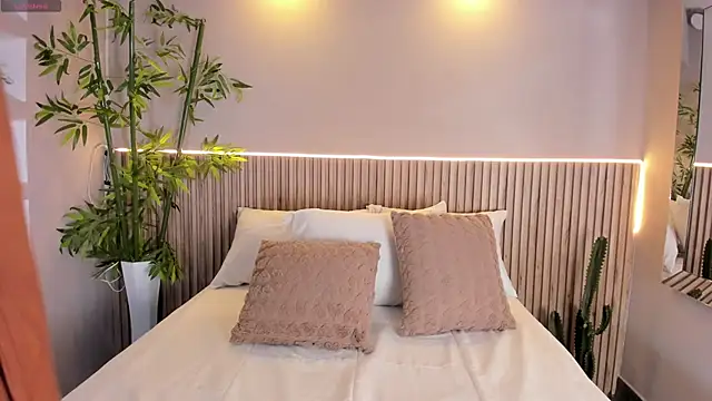 CarolineLee  online show from 11, 11, 2025