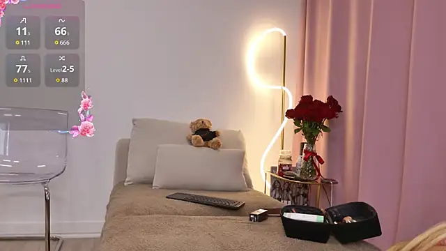 Snapshot of _Luxie_ chatting on 13, 11, 2025 Luxie online show from 13, 11, 2025