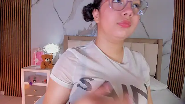 Snapshot of LunaRosse_ chatting on 19, 6, 2026 LunaRosse online show from 19, 6, 2026