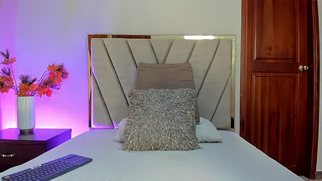 IvyJhons online show from 7, 11, 2025