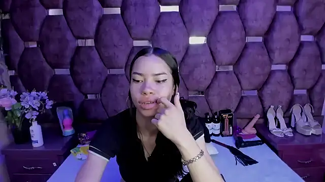 Nanis James online show from 17, 5, 2026