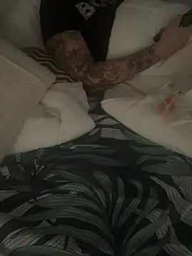 Snapshot of LesAmantsAE2 chatting on 4, 2, 2026 LesAmantsAE2 online show from 4, 2, 2026