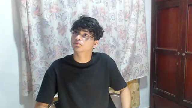 Snapshot of alice_julls chatting on 5, 1, 2026 alice julls online show from 5, 1, 2026