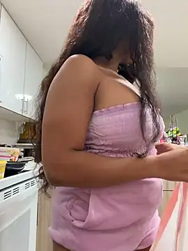 Snapshot of LuckyKhloe chatting on 6, 10, 2025 LuckyKhloe online show from 6, 10, 2025