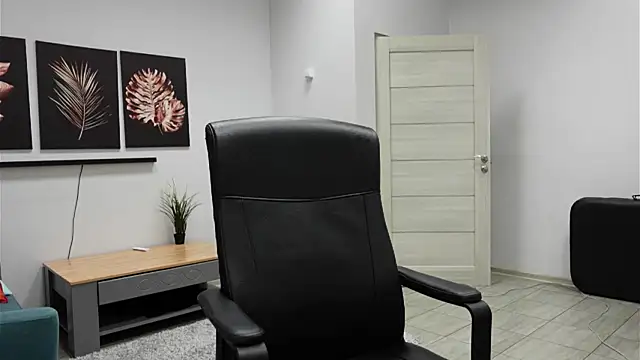 Laura Chaplin online show from 6, 11, 2025