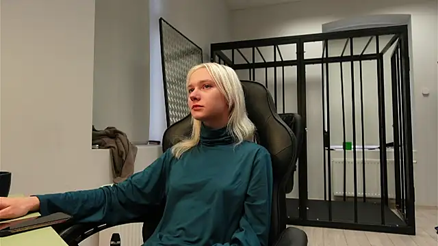 Laura Chaplin online show from 27, 9, 2025