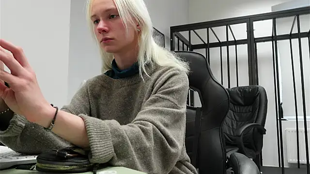 Laura Chaplin online show from 30, 9, 2025