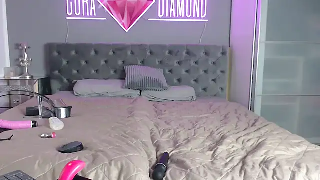 CoraDiamond online show from 19, 9, 2025