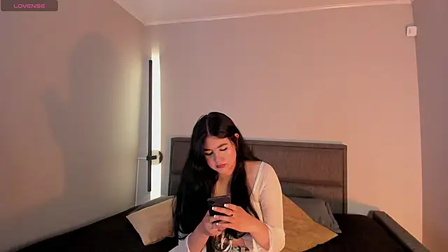 Emma  clark  online show from 22, 5, 2026
