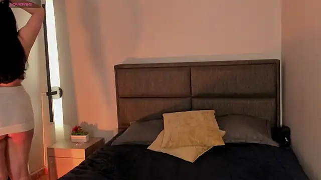 Emma  clark  online show from 14, 4, 2026