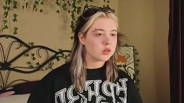 Snapshot of IrisSoCute chatting on 29, 10, 2025 IrisSoCute online show from 29, 10, 2025